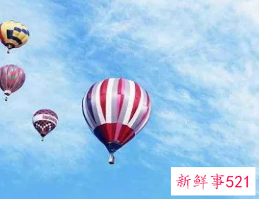 女人梦见热气球飞上天空