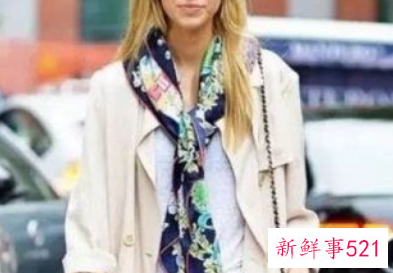 秋天丝巾怎么搭配衣服