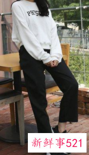 白色卫衣配什么裤子好看女