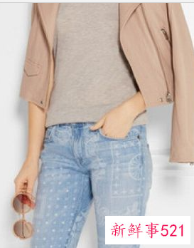 浅蓝色微喇牛仔裤配什么上衣