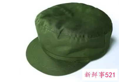 红色大衣配什么帽子