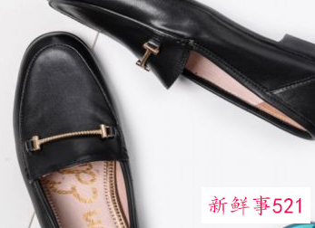 黑色裙子配小白鞋好看吗