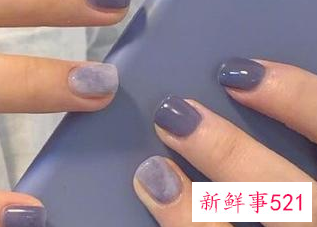 指甲涂什么颜色显手白