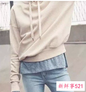 浅蓝色微喇牛仔裤配什么上衣