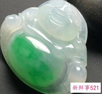 翡翠佛公脸上飘绿寓意