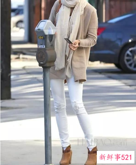 白色紧身裤子要搭配什么样的上衣