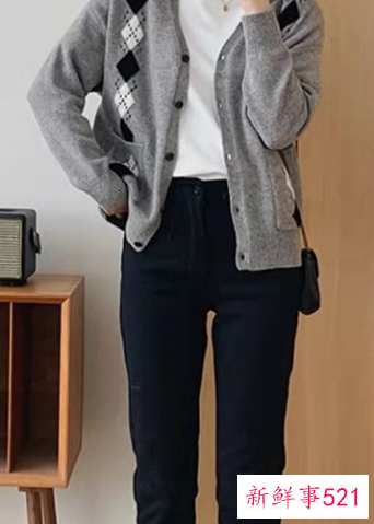 高腰直筒牛仔裤怎么配上衣