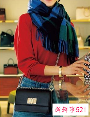 红色大衣搭什么颜色衣服