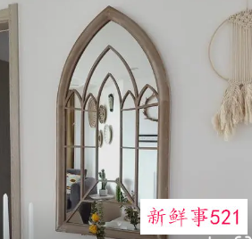 窗户外面挂镜子啥意思