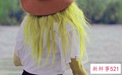 女生v领毛衣怎么搭配