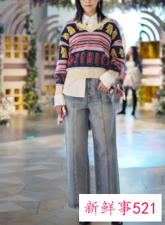 v领毛衣里面配衬衫