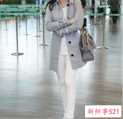 白色紧身裤子要搭配什么样的上衣