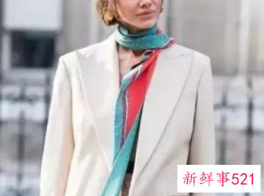 秋天丝巾怎么搭配衣服