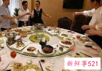 经常陪老板应酬的女人