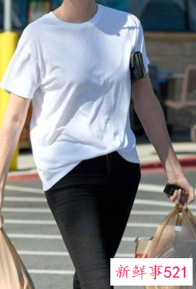 夏季穿白色还是黑色