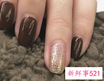 指甲涂什么颜色显手白