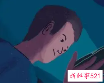 晚上关灯玩手机有哪些危害