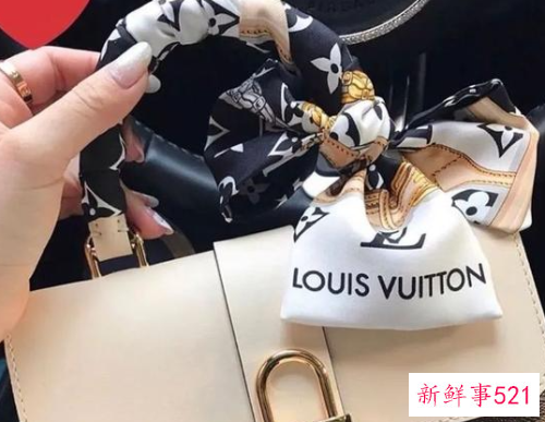 包包怎么系丝巾