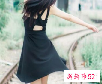 一身黑裙子配白鞋好看吗