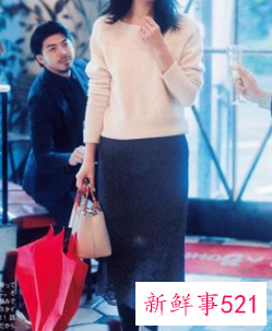 白色毛衣配什么色