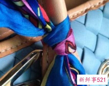 包包怎么系丝巾