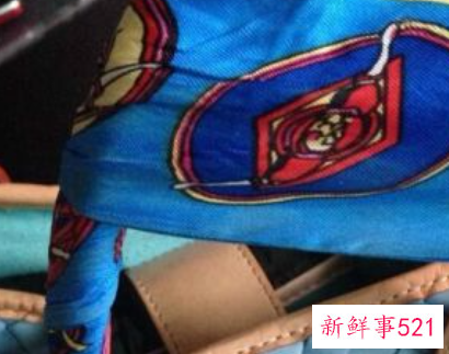 包包怎么系丝巾