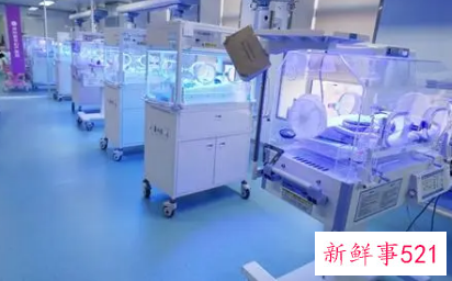 新生儿对世界比了个ok