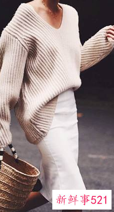 过膝长裙配什么外套