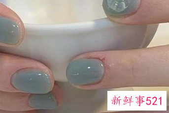 指甲涂什么颜色显手白