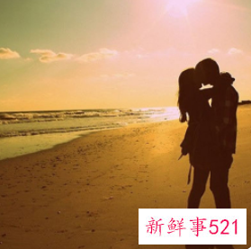 女生主动环抱男生脖子