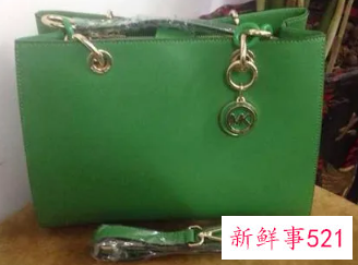 深绿色包包会老气吗