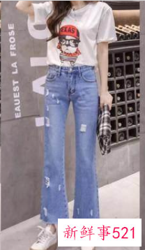 浅蓝色微喇牛仔裤配什么上衣