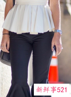 什么颜色上衣配灰色裤子