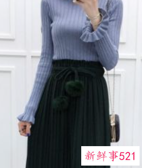 墨绿色百褶长裙配上衣图