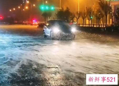 佳木斯火车驶过掀起巨大雪浪