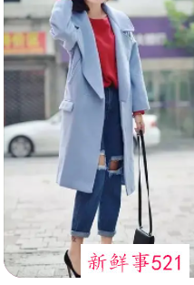 浅蓝色微喇牛仔裤配什么上衣