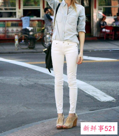 白色紧身裤子要搭配什么样的上衣