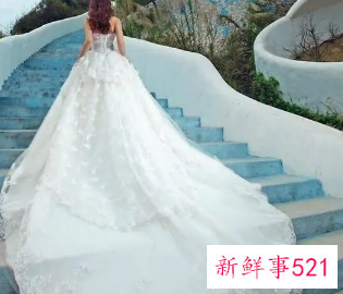 梦见自己穿漂亮的演出服