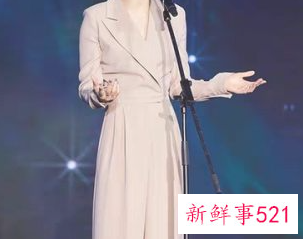 女生演讲正装