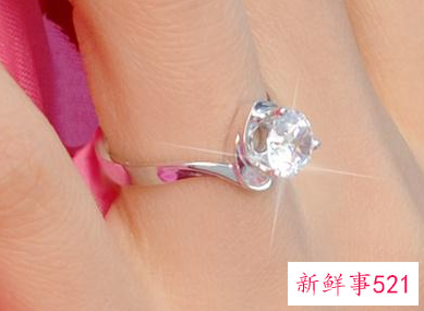 女生左手大拇指戴戒指含义