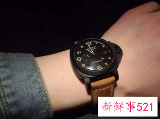 右手戴表的男生性格