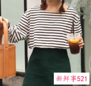 墨绿色百褶长裙配上衣图