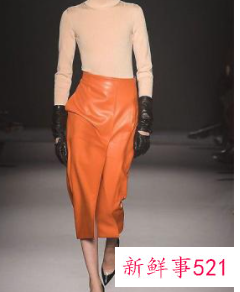 秋冬长款皮裙怎么搭配