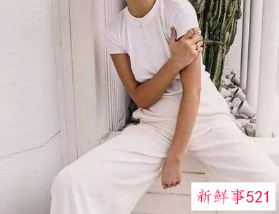 纯白t恤怎么搭配