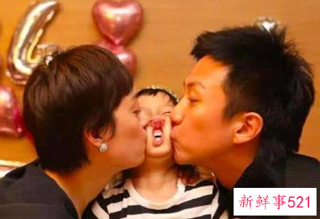 邓超晒生活日常，称女儿睡前要求打扑克