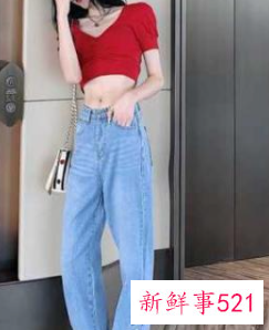 浅蓝色微喇牛仔裤配什么上衣