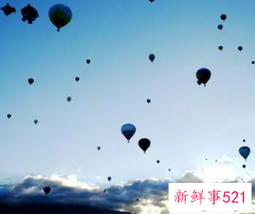 女人梦见热气球飞上天空