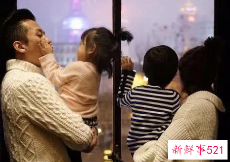 邓超晒生活日常，称女儿睡前要求打扑克