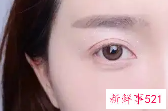 白色的眼影更显眼睛大