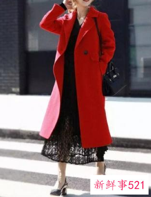 红色大衣搭什么颜色衣服